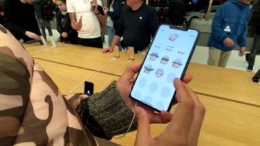 Kadın yeni modeli Iphone Xs animoji oluşturmaya çalışırken Max Apple Store, sınama