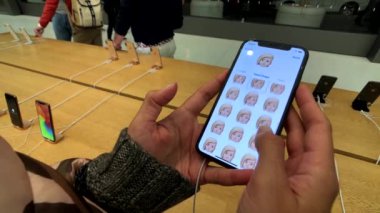 Kadın yeni modeli Iphone Xs animoji oluşturmaya çalışırken Max Apple Store, sınama