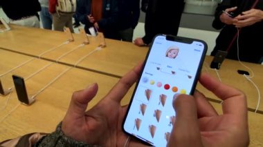 Kadın yeni modeli Iphone Xs animoji oluşturmaya çalışırken Max Apple Store, sınama
