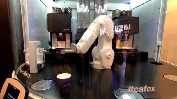 ロボットのロボのカフェでコーヒーを作る — ストック動画