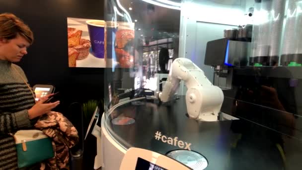 Robot haciendo café en robo café — Vídeos de Stock