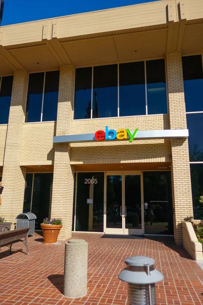 Sede da empresa Ebay no vale de silicone ao ar livre — Fotografia de Stock