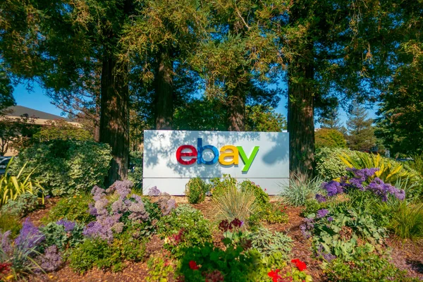 EBay v sídle firmy v silikonové údolí venkovní logo — Stock fotografie
