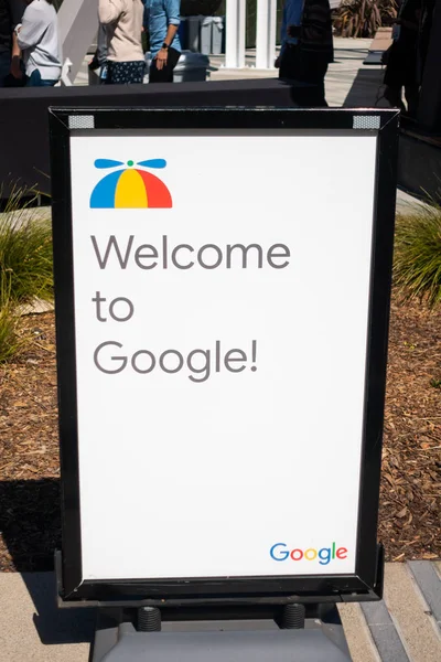 Google-logo op Googleplex-hoofdkantoor voor belangrijkste — Stockfoto