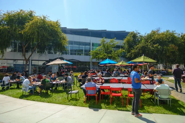 Werknemers die buiten werken op Googleplex headquarters hoofdkantoor — Stockfoto