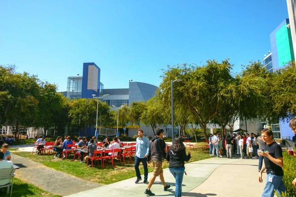 Werknemers die buiten werken op Googleplex headquarters hoofdkantoor — Stockfoto