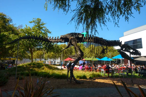 Employés travaillant à l'extérieur au siège social de Googleplex — Photo