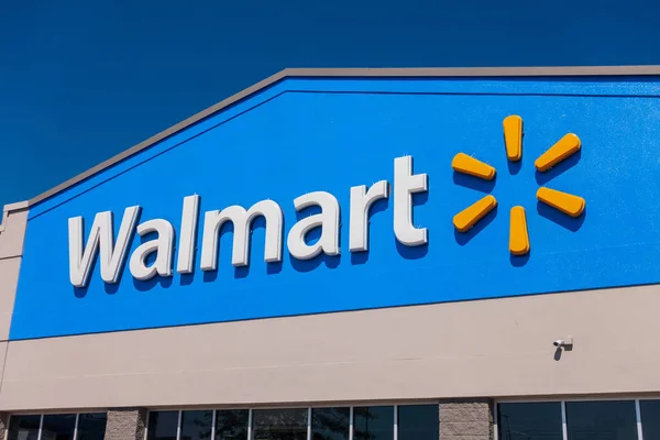 Walmart signo de supermercado en el día —  Fotos de Stock