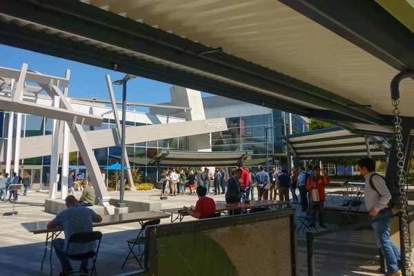 Employés travaillant à l'extérieur au siège social de Googleplex — Photo