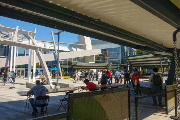 Employés travaillant à l'extérieur au siège social de Googleplex — Photo