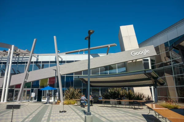 Empleados que trabajan al aire libre en la oficina principal de Googleplex —  Fotos de Stock