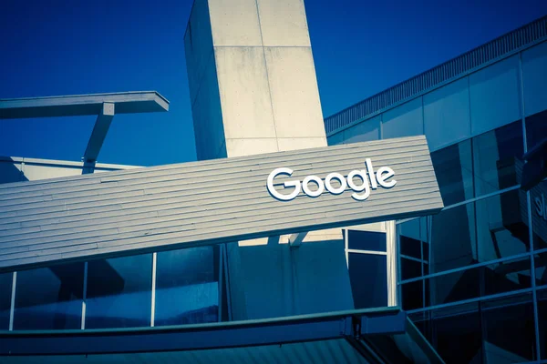 Google-logo op Googleplex-hoofdkantoor voor belangrijkste — Stockfoto