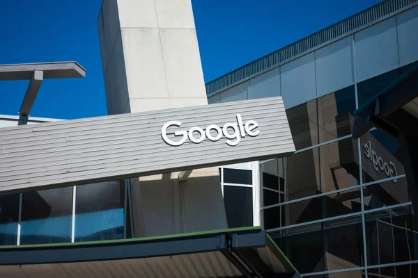 Google-logo op Googleplex-hoofdkantoor voor belangrijkste — Stockfoto