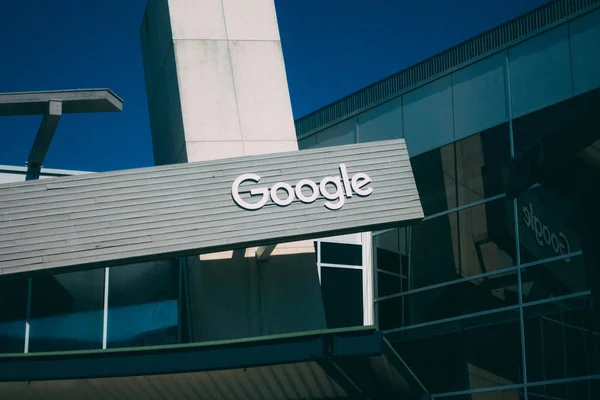 Logo Google v hlavní kanceláři sídle Googleplex — Stock fotografie