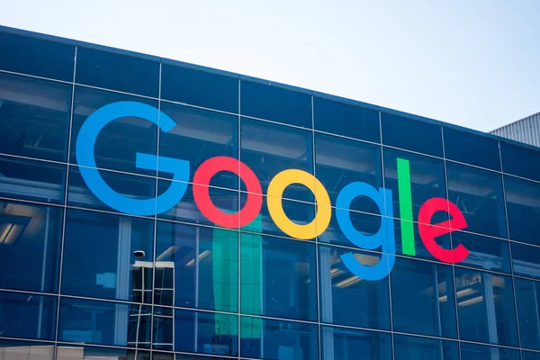 Logotipo do Google na sede do Googleplex escritório principal — Fotografia de Stock