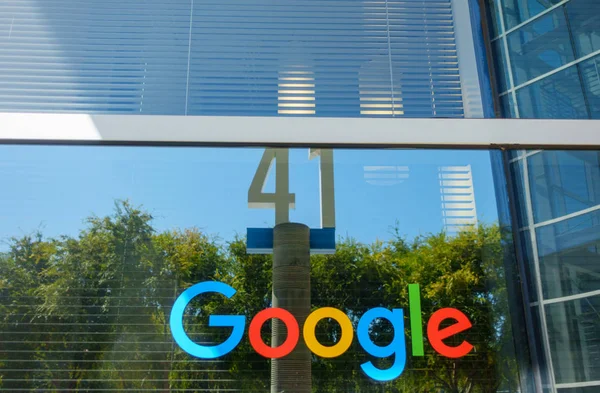 Logo Google v hlavní kanceláři sídle Googleplex — Stock fotografie