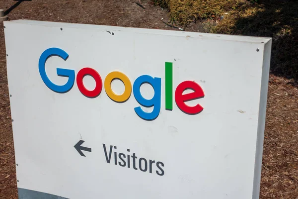 Logo Google v hlavní kanceláři sídle Googleplex — Stock fotografie