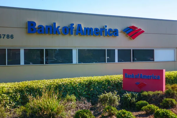 Bank of America se znaménkem na úřad v denní době — Stock fotografie