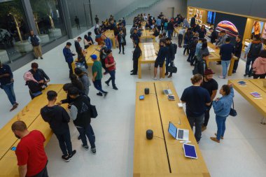 İnsanlar Apple ziyaret şehir depolamak