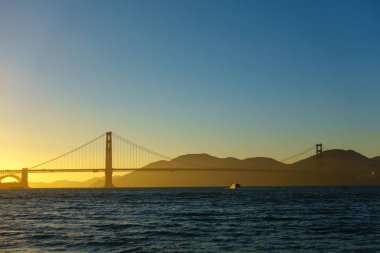 Golden Gate Köprüsü San Francisco gün batımında