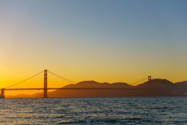 Golden Gate Köprüsü San Francisco gün batımında