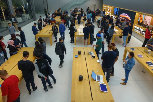 People visiting Apple store at downtown — Stock Photo, Image