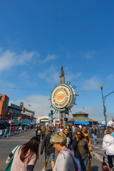 Güneşli gün zaman işareti turist Simgesel Yapı fishermans wharf — Stok fotoğraf