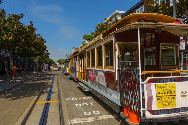 Turisti che guidano tram retrò durante il giorno — Foto Stock