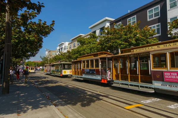 Toeristen rijden retro tram op moment van de dag — Stockfoto