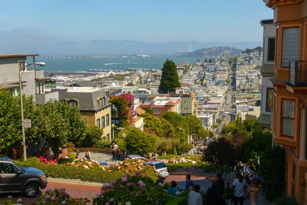 Popular touristic landmark Lombard street at sunny day time — Stock Photo, Image