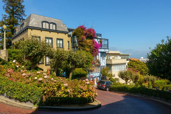 Popular punto de referencia turístico Lombard calle a la hora del día soleado — Foto de Stock