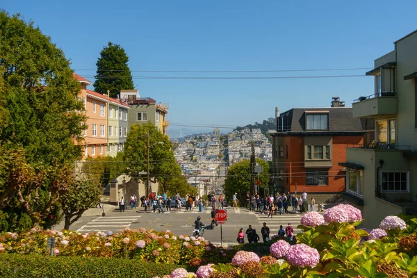 Δημοφιλές τουριστικό ορόσημο Lombard οδός στιγμή ηλιόλουστη μέρα — Φωτογραφία Αρχείου