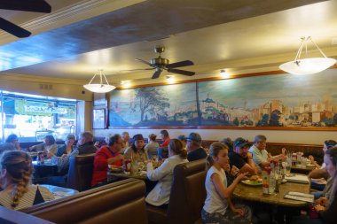 Deniz ürünleri fishermans wharf adlı restoranda yemek turist
