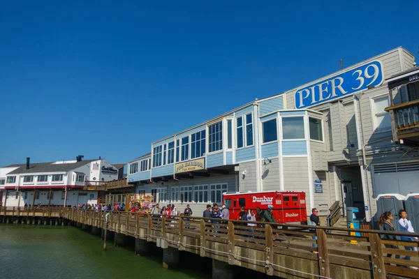 Turisté navštěvují slavné mezník Pier 39 — Stock fotografie