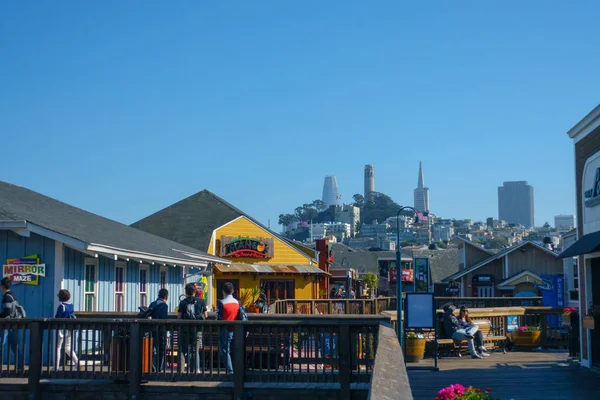Turistler ziyaret ünlü dönüm noktası Pier 39 — Stok fotoğraf