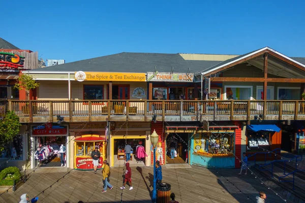 Toeristen bezoeken de beroemde bezienswaardigheid Pier 39 — Stockfoto