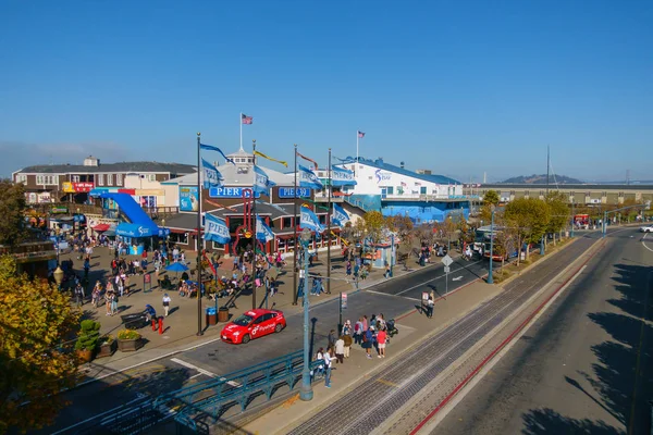 Toeristen bezoeken de beroemde bezienswaardigheid Pier 39 — Stockfoto