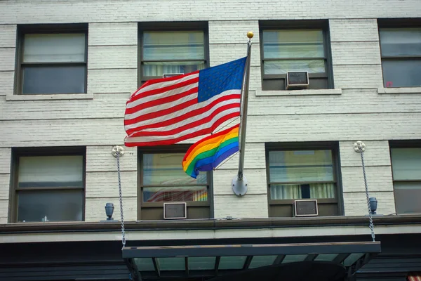 Amerikan ve gökkuşağı bayrakları — Stok fotoğraf