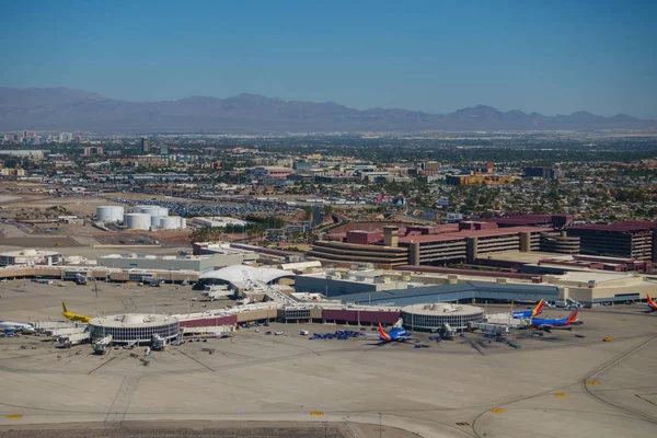 Güneşli bir gün zaman Las Vegas Havaalanı havadan görünümü
