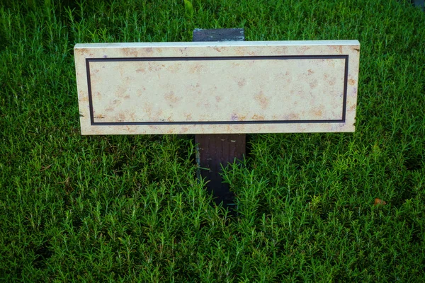 草の中の入り口のボード — ストック写真