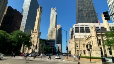 Şehir merkezi trafiği ve güneşli gündüz manzarası