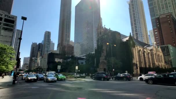 Downtown traffic and sights at sunny day time — Stock Video