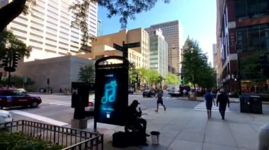 Şehir merkezi trafiği ve güneşli gündüz manzarası