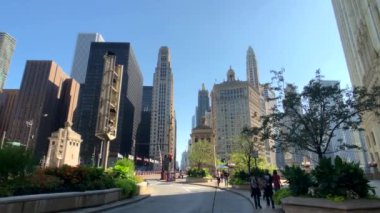 Şehir merkezi trafiği ve güneşli gündüz manzarası