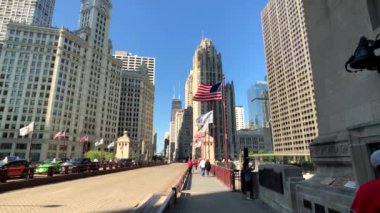 Şehir merkezi trafiği ve güneşli gündüz manzarası