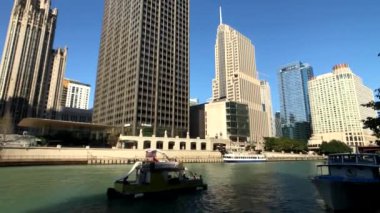 Şehir merkezi trafiği ve güneşli gündüz manzarası