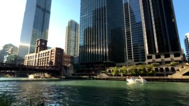 Şehir merkezi trafiği ve güneşli gündüz manzarası