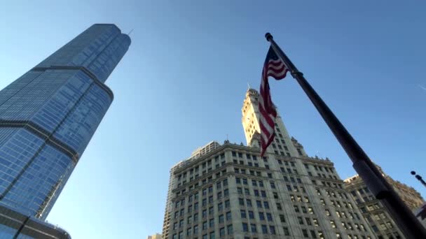 Вид снизу на американский флаг — стоковое видео