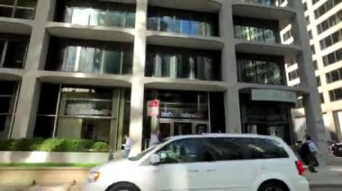 Şehir merkezi trafiği ve güneşli gündüz manzarası