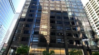 Şehir merkezi trafiği ve güneşli gündüz manzarası